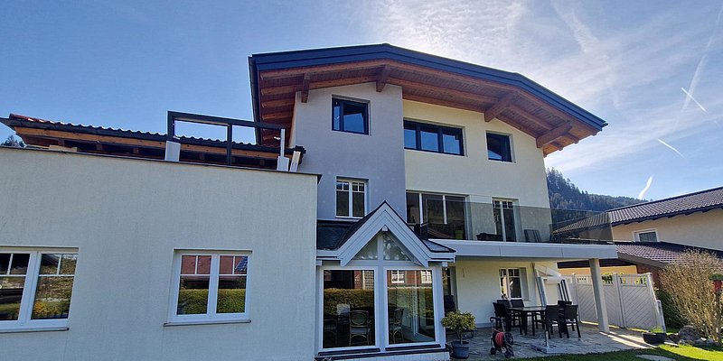 Einfamilienhaus mit neuen Fenstern in Anthrazitgrau