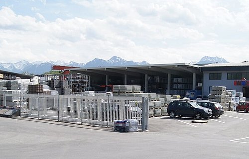 Außenaufnahme vom Parkplatz und dem Firmengebäude in Röthis