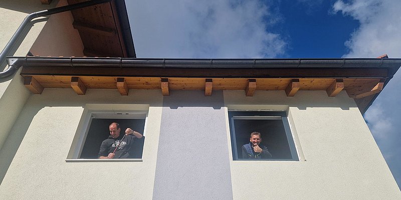 Handwerker, die zwei Fenster in bestehendem Haus einbauen