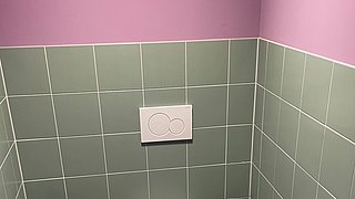 Grüne Fliesen in Toilettenkabine