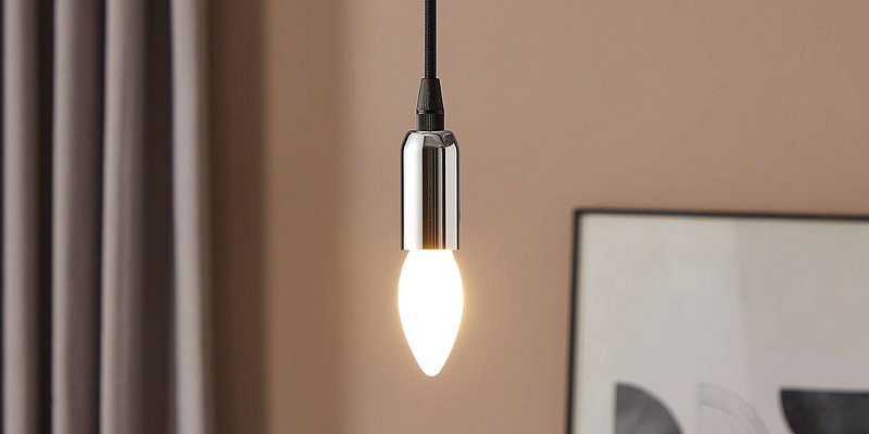 LED Lampe in Kerzenform hängend