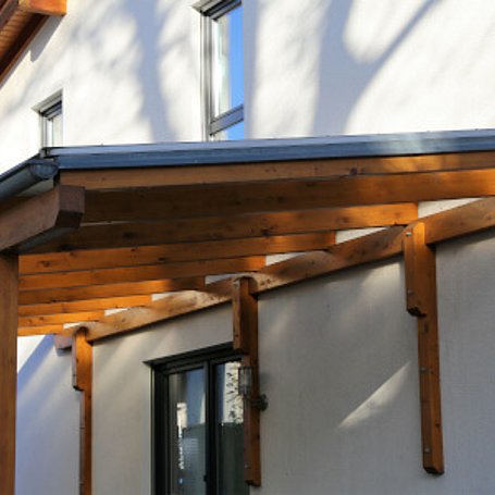 Carport als Holz an der Hauswand eines Einfamilienhauses