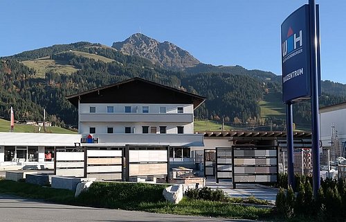 Würth Hochenburger Gebäude in Oberndorf mit Bergen im Hintergrund