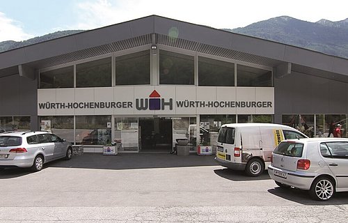 Frontansicht des Eingang der Würth Hochenburger Filiale Tarrenz