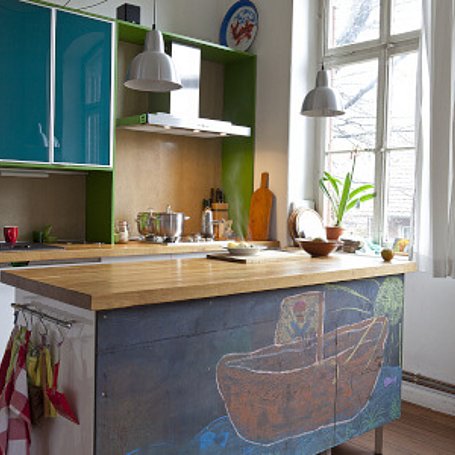 Moderne Küche mit Kücheninsel und Holzarbeitsplatte