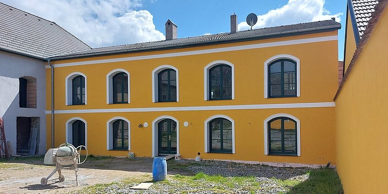 Sanierter Gutshof Hirschenhof mit neuer Fassade