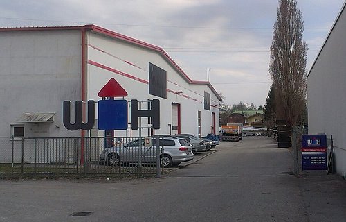 Würth Hochenburger Firmengebäude und Parkplatz in Wals-Siezenheim