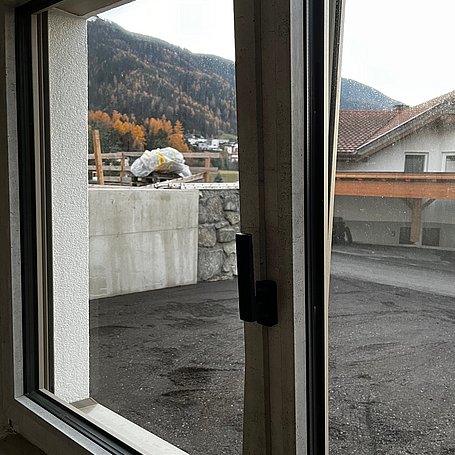 Fenster Innenansicht in Betonoptik mit schwarzem Griff